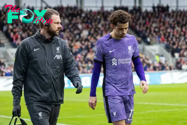 LONDON, ENGLAND - Saturday, February 17, 2024: Liverpool's Curtis Jones goes off with an injury escorted by first-team physiotherapist Chris Morgan during the FA Premier League match between Brentford FC and Liverpool FC at the Brentford Community Stadium. Liverpool won 4-1. (Photo by David Rawcliffe/Propaganda)