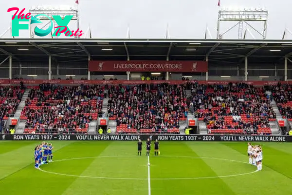 ST HELENS, ENGLAND - Sunday, September 15, 2024: Players and supporters stand to remember former Liverpool captain Ron Yeats, who died earlier in the week, before a pre-season friendly match between Liverpool FC Women and Everton FC Women at the St Helens Stadium. (Photo by David Rawcliffe/Propaganda)