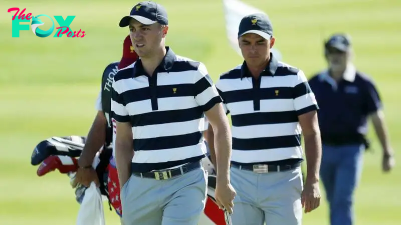 Justin Thomas y Rickie Fowler caminan durante un hoyo en la Presidents Cup en el Liberty National Golf Club de Nueva Jersey.