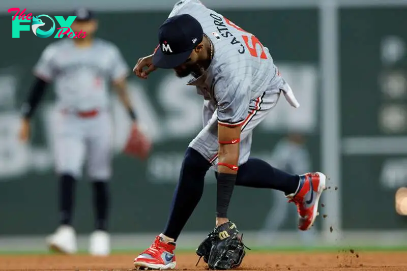 Boston (United States), 21/09/2024.- Minnesota Twins second baseman Willi Castro fields the ball during the third inning of the Major League Baseball (MLB) game between the Boston Red Sox and the Minnesota Twins in Boston, Massachusetts, USA, 20 September 2024. EFE/EPA/CJ GUNTHER
