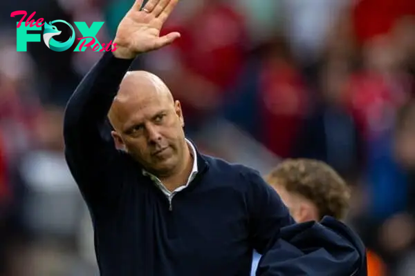 LIVERPOOL, ENGLAND - Sunday, August 25, 2024: Liverpool's head coach Arne Slot waves to the supporters after the FA Premier League match between Liverpool FC and Brentford FC at Anfield. (Photo by David Rawcliffe/Propaganda)