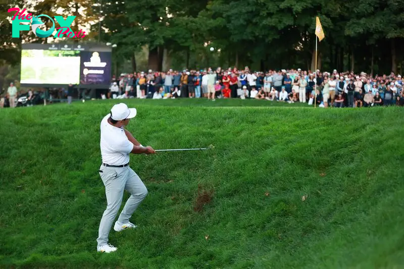 Si Woo Kim of South Korea and the International Team plays a shot onto the 16th green during Saturday Afternoon Foursomes on day three of the 2024 Presidents Cup 