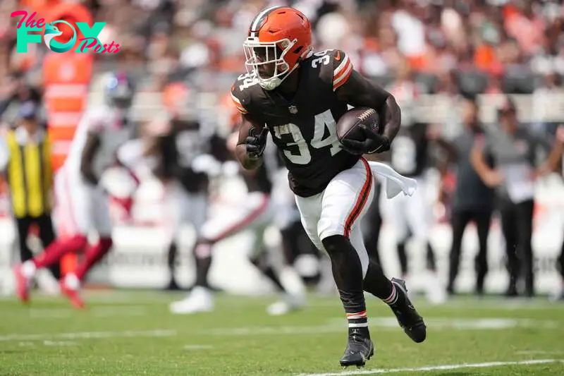 CLEVELAND, OHIO - SEPTEMBER 22: Jerome Ford #34 of the Cleveland Browns carries the ball against the New York Giants during the second quarter at Cleveland Browns Stadium on September 22, 2024 in Cleveland, Ohio.   Nic Antaya/Getty Images/AFP (Photo by Nic Antaya / GETTY IMAGES NORTH AMERICA / Getty Images via AFP)