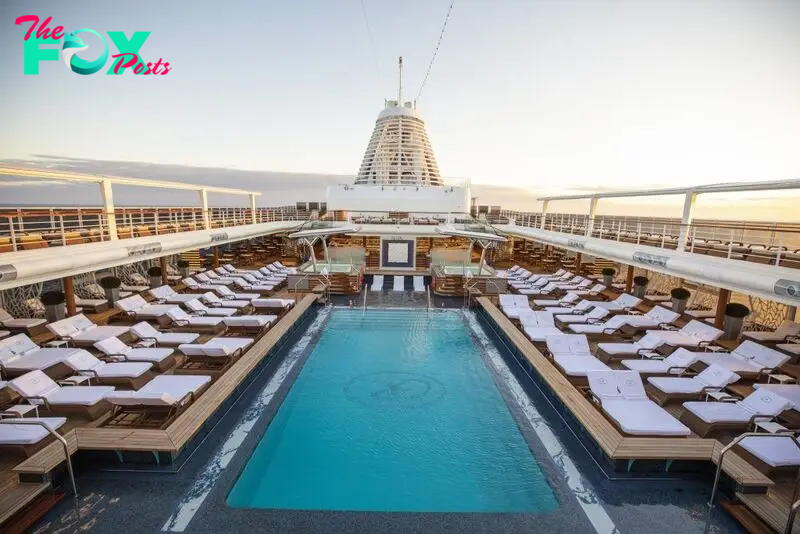 Regent Seven Seas Splendour pool deck