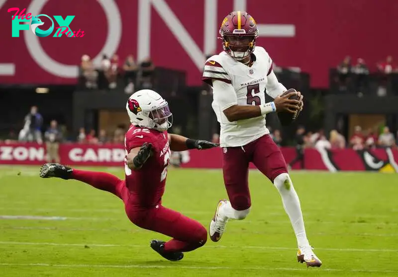 Commanders quarterback Jayden Daniels (5) scrambles out of the pocket against the Cardinals linebacker Zaven Collins (25) during a game at State Farm Stadium in Glendale, on Ariz. Sept 29, 2024.