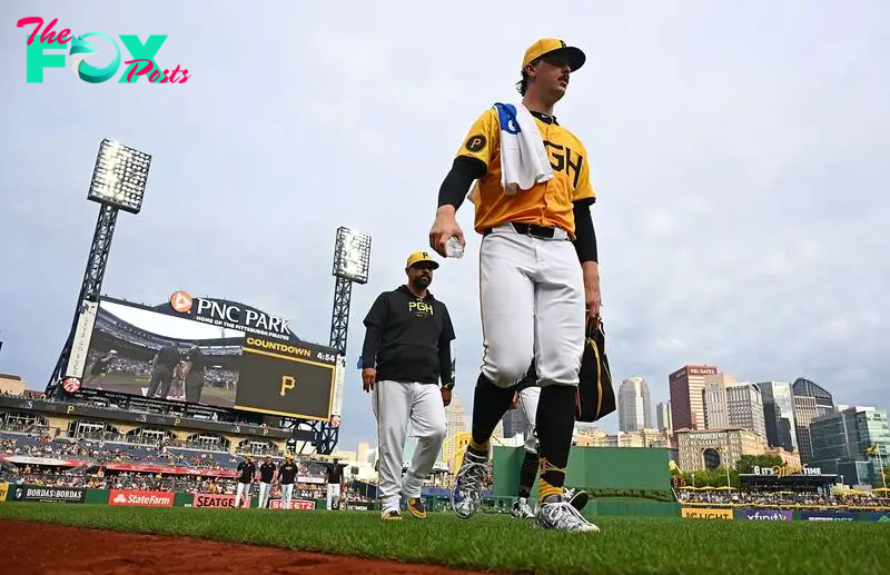 PITTSBURGH, PENNSYLVANIA - AUGUST 16: Paul Skenes #30 of the Pittsburgh Pirates walks in from the bullpen before the game against the Seattle Mariners at PNC Park on August 16, 2024 in Pittsburgh, Pennsylvania.   Justin Berl/Getty Images/AFP (Photo by Justin Berl / GETTY IMAGES NORTH AMERICA / Getty Images via AFP)