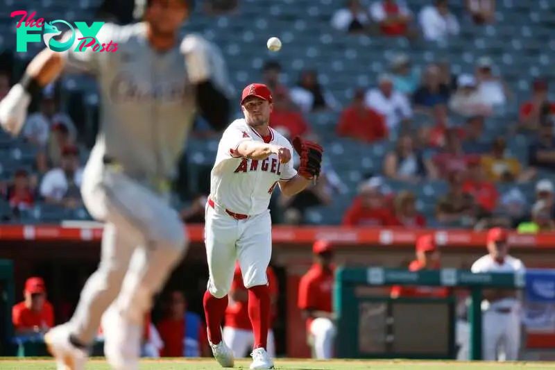 Anaheim (United States), 18/09/2024.- Los Angeles Angels relief pitcher Carson Fulmer (R) throws the ball to first base to get out Chicago White Sox Dominic Fletcher (L) during the tenth inning of the Major League Baseball (MLB) game between the Chicago White Sox and the Los Angeles Angels in Anaheim, California, USA, 18 September 2024. EFE/EPA/CAROLINE BREHMAN
