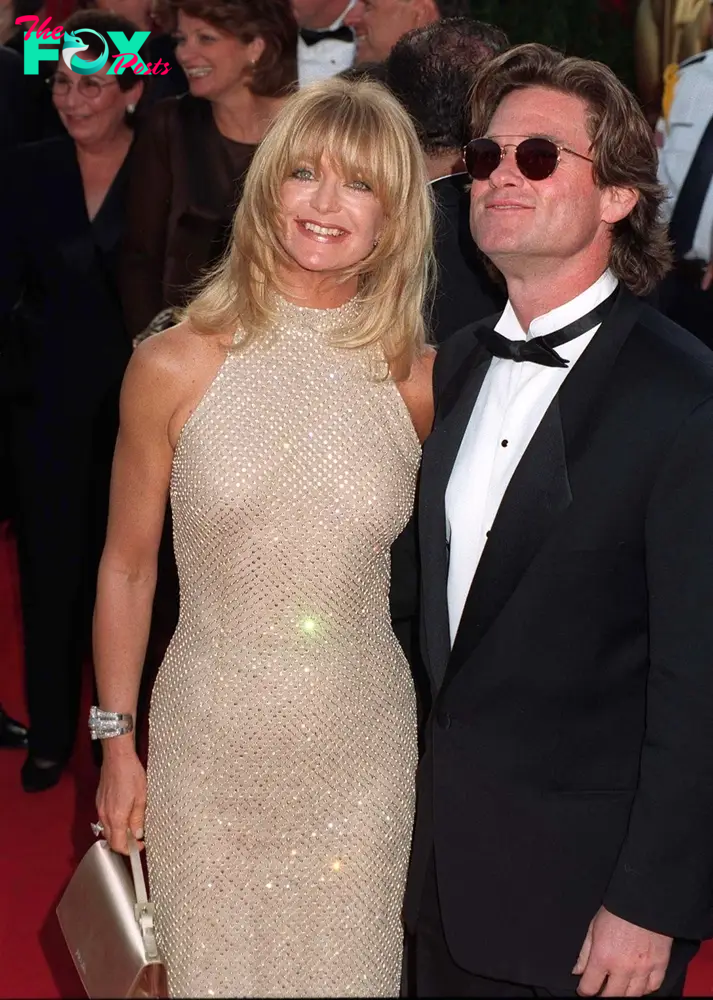 Goldie Hawn and Kurt Russell pose on red carpet. 