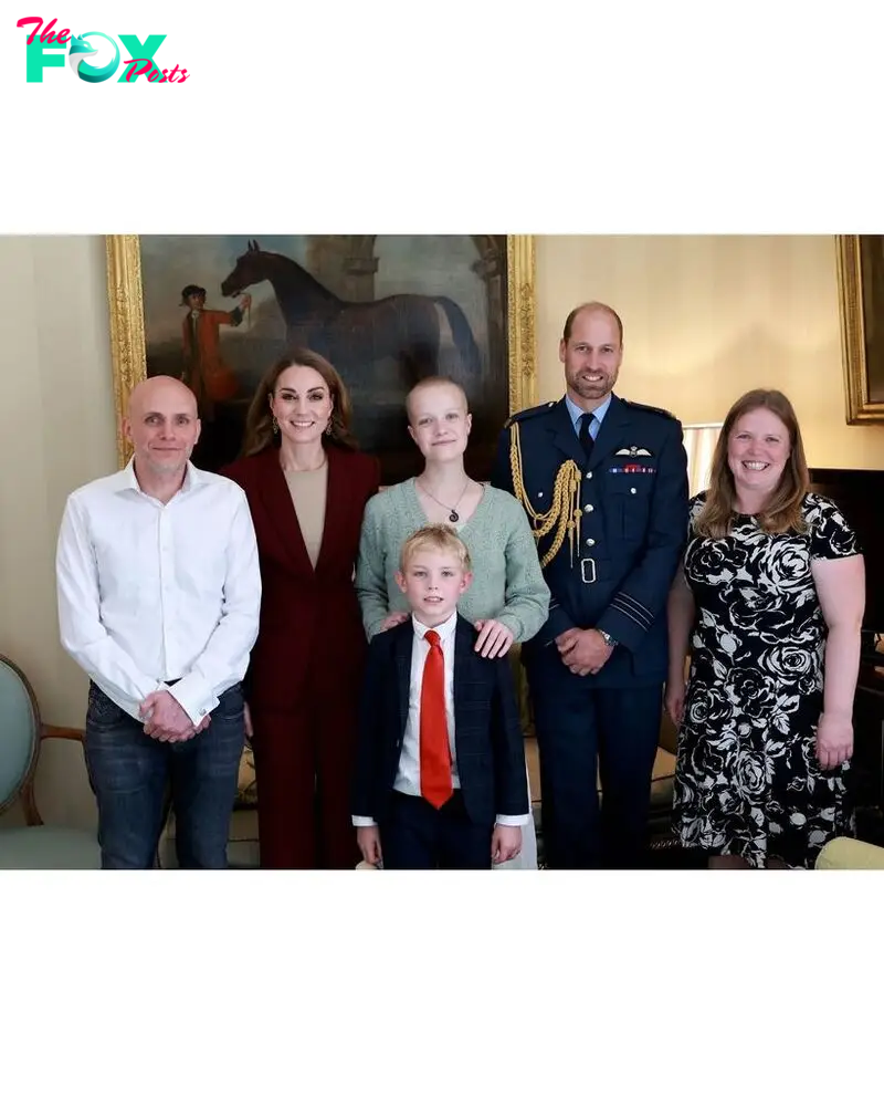 Prince William and Kate posing with Liz, her brother Mateo and parents Aaron and Vicky Robayna