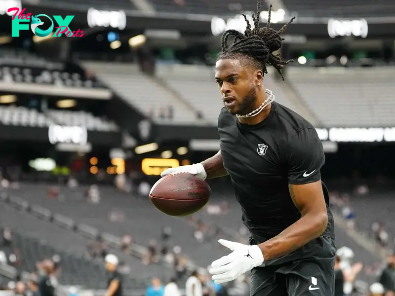 LAS VEGAS, NEVADA - SEPTEMBER 22: Davante Adams #17 of the Las Vegas Raiders warms up before the game against the Carolina Panthers at Allegiant Stadium on September 22, 2024 in Las Vegas, Nevada.   Louis Grasse/Getty Images/AFP (Photo by Louis Grasse / GETTY IMAGES NORTH AMERICA / Getty Images via AFP)