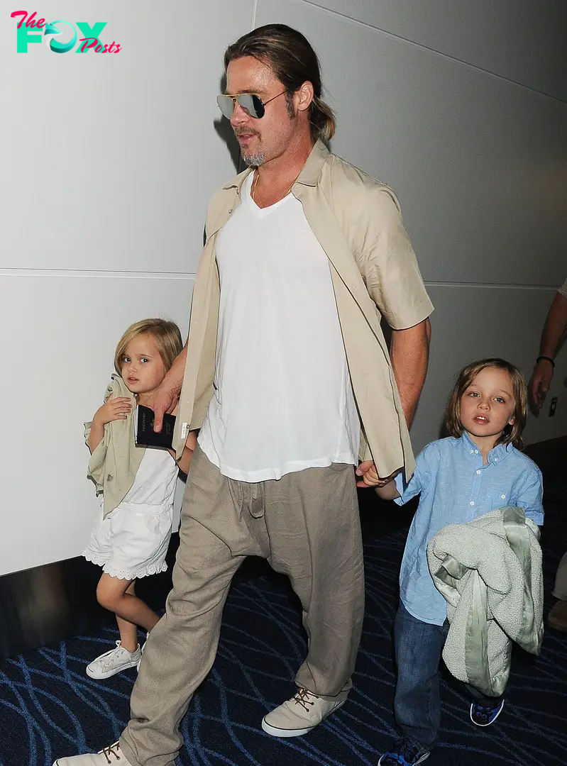 Brad Pitt, Knox and Vivienne Jolie-Pitt on July 30, 2013 in Tokyo, Japan | Source: Getty Images