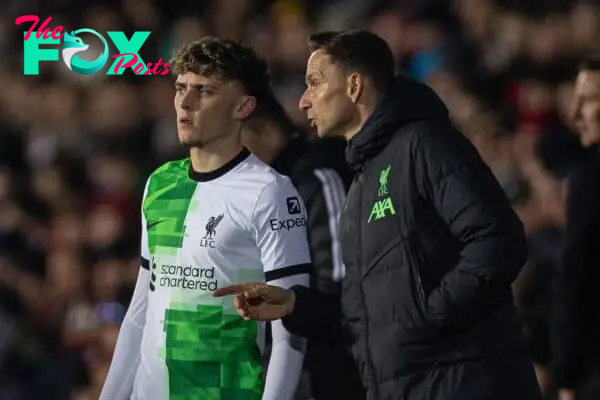 PRAGUE, CZECH REPUBLIC - Thursday, March 7, 2024: Liverpool's first-team development coach Pepijn Lijnders (R) gives instructions ot substitute Bobby Clark during the UEFA Europa League Round of 16 1st Leg match between AC Sparta Praha and Liverpool FC at Stadion Letná. (Photo by David Rawcliffe/Propaganda)