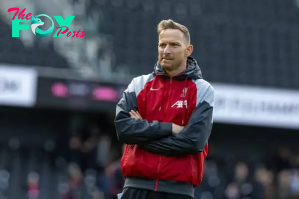 LONDON, ENGLAND - Sunday, April 21, 2024: Liverpool's first-team development coach Pepijn Lijnders during the pre-match warm-up before the FA Premier League match between Fulham FC and Liverpool FC at Craven Cottage. Liverpool won 3-1. (Photo by David Rawcliffe/Propaganda)