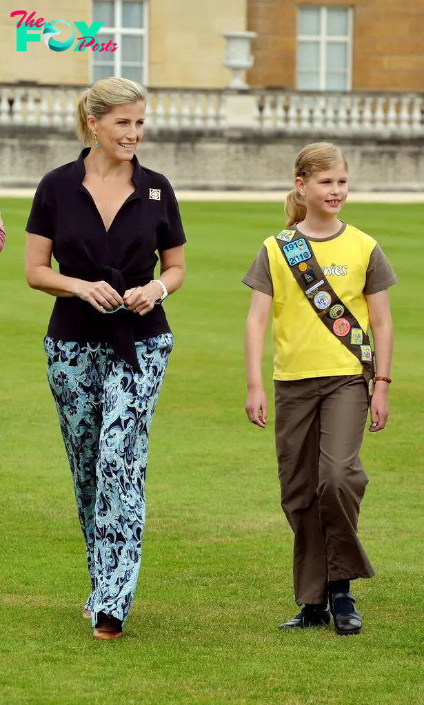 duchess sophie and daughter in grounds of buckingham palace