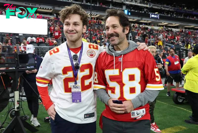 Paul Rudd y su hijo, Jack, presentes en el Allegiant Stadium para apoyar a los Chiefs.