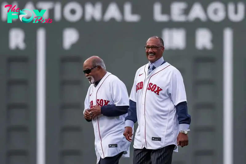 EA3557. BOGOTÁ (COLOMBIA), 08/10/2024.- Fotografía de archivo del exlanzador cubano de los Medias Rojas de Boston Luis Tiant (i) junto a Jim Rice en una ceremonia antes de un juego de la MLB entre Astros de Houston y Medias Rojas de Boston en Fenway Park en Boston (Estados Unidos). El legendario exlanzador cubano Luis Tiant, quien mostró su talento por 19 temporadas en las Grandes Ligas, falleció este martes a los 83 años. EFE/EPA/CJ GUNTHER
