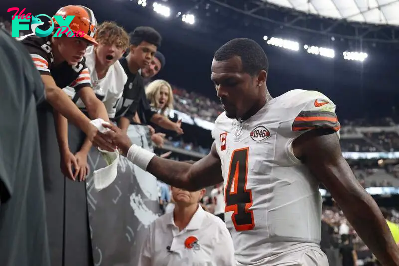 LAS VEGAS, NEVADA - SEPTEMBER 29: Deshaun Watson #4 of the Cleveland Browns walks off the field after losing to the Las Vegas Raiders 20-16 at Allegiant Stadium on September 29, 2024 in Las Vegas, Nevada.   Ian Maule/Getty Images/AFP (Photo by Ian Maule / GETTY IMAGES NORTH AMERICA / Getty Images via AFP)