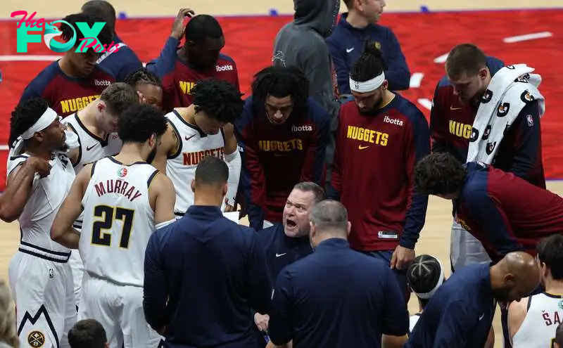 Abu Dhabi (United Arab Emirates), 06/10/2024.- Head Coach Michael Malone (C) of Denver Nuggets talks to his players during the NBA Abu Dhabi Games 2024 between Boston Celtics and Denver Nuggets in Abu Dhabi, United Arab Emirates, 06 October 2024. (Baloncesto, Emiratos Árabes Unidos) EFE/EPA/ALI HAIDER SHUTTERSTOCK OUT
