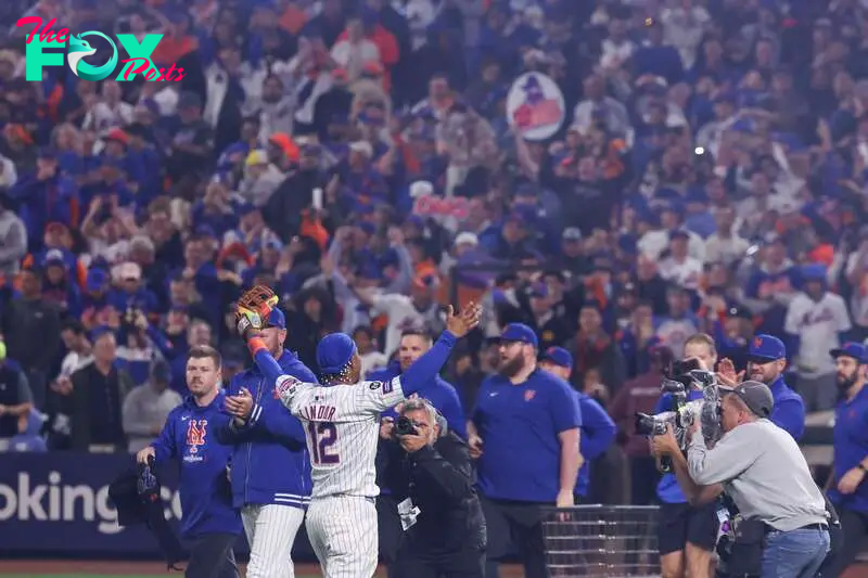 New York (United States), 09/10/2024.- Mets' Francisco Lindor (C) reacts after winning the Major League Baseball (MLB) American League Division Series playoff game four between the Philadelphia Phillies and the New York Mets in the Queens borough of New York, New York, USA, 09 October 2024. The Division Series is a best-of-five contest. (Nueva York, Filadelfia) EFE/EPA/SARAH YENESEL
