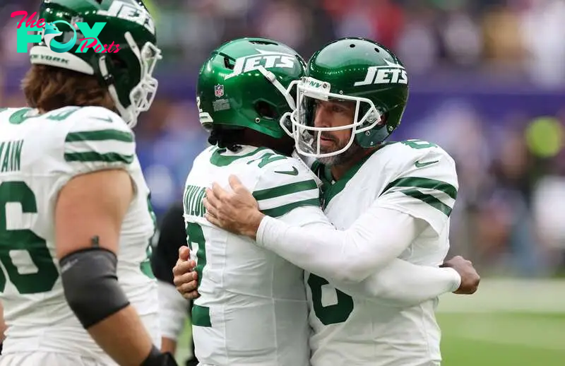 American Football - NFL - Minnesota Vikings v New York Jets - Tottenham Hotspur Stadium, London, Britain - October 6, 2024  New York Jets' Tyrod Taylor and Aaron Rodgers during the warm up before the match Action Images via Reuters/Paul Childs