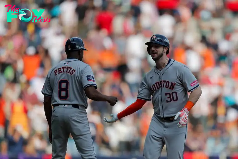 MEX6028. CIUDAD DE MÉXICO (MÉXICO), 27/04/2024.- Kyle Tucker (d) y Gary Pettis (i) de los Astros celebran una carrera durante un juego de temporada regular del MLB World Tour México City Series 2024 entre Houston Astros y Colorado Rockies, este sábado, en la Ciudad de México (México). EFE/ Isaac Esquivel
