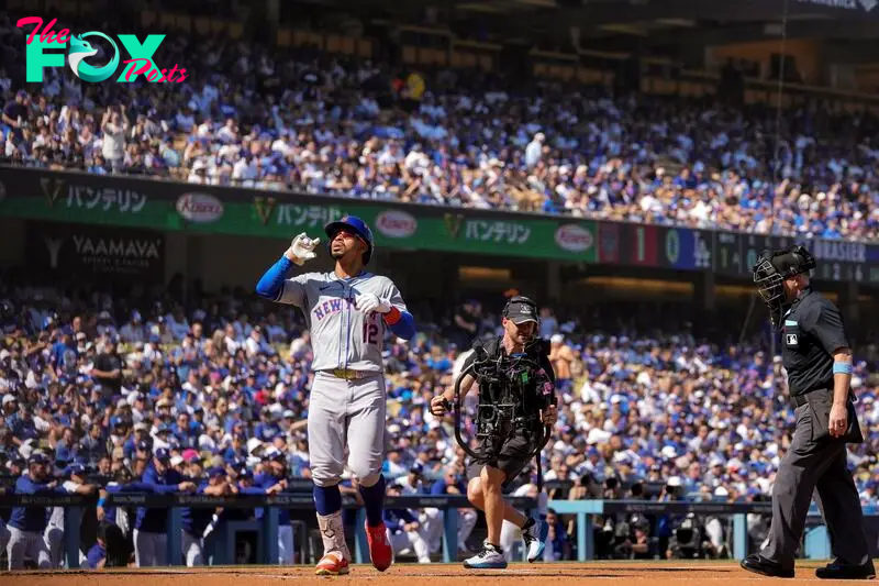 Los Angeles (United States), 14/10/2024.- Mets Francisco Lindor celebrates after hitting a home run during the first inning of game two of the Major League Baseball (MLB) National League Championship Series between the New York Mets and the Los Angeles Dodgers in Los Angeles, California, 14 October 2024. The National League Championship Series is the best-of-seven games and the winner will face the winner of the American League Championship Series in the World Series. (Liga de Campeones, Nueva York) EFE/EPA/ALLISON DINNER
