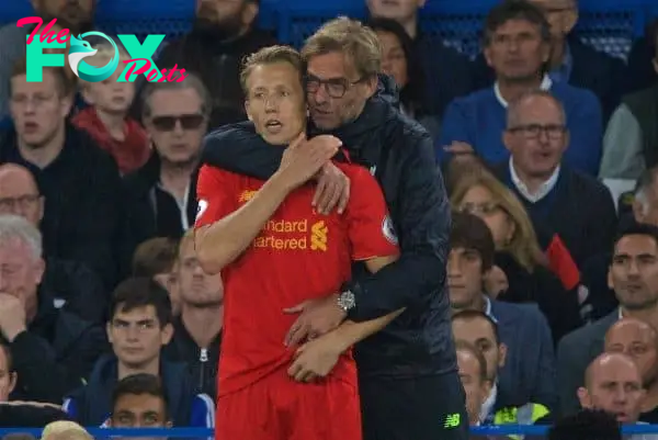 LONDON, ENGLAND - Friday, September 16, 2016: Liverpool's manager Jürgen Klopp hugs substitute Lucas Leiva during the Premier League match against Chelsea at Stamford Bridge. (Pic by Xiaoxuan Lin/Propaganda)