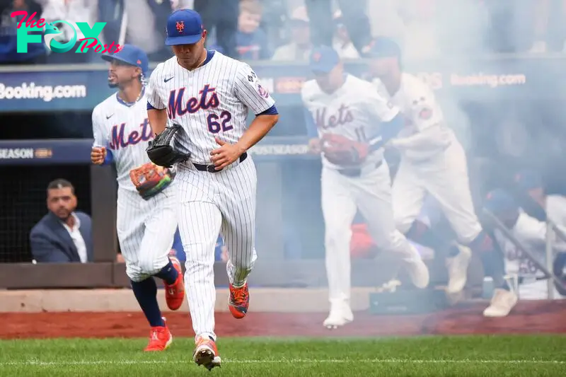 New York (United States), 09/10/2024.- The Mets, including Jose Quintana (2-L), take the field