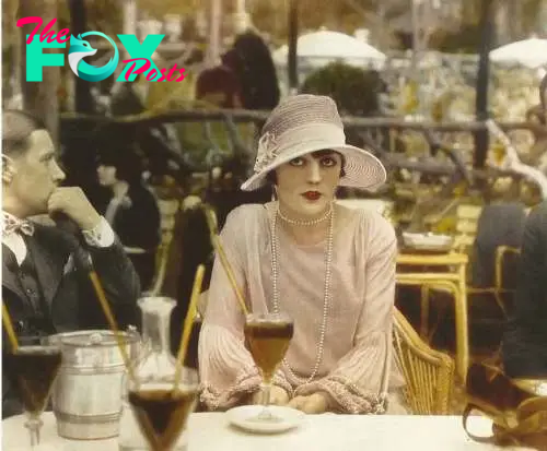 Pola-Negri,-1927,-Cafe-de-la-Paix,-Paris