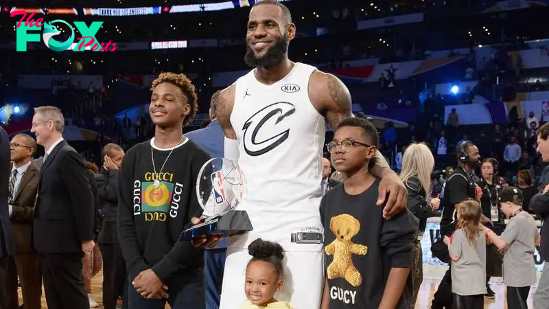 LeBron James posa con sus tres hijos (LeBron James Jr., Zhuri James y Bryce Maximus James) en el All Star Game 2018 de la NBA celebrado en Los &Aacute;ngeles. 