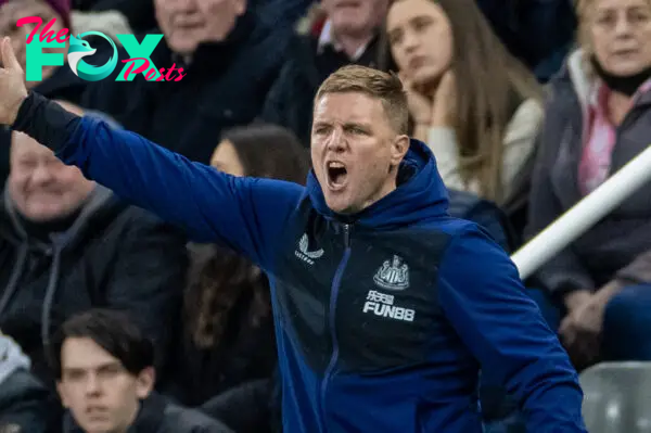 NEWCASTLE-UPON-TYNE, ENGLAND - Tuesday, February 8, 2022: Newcastle United's manager Eddie Howe during the FA Premier League match between Newcastle United FC and Everton FC at St. James’ Park. (Pic by David Rawcliffe/Propaganda)