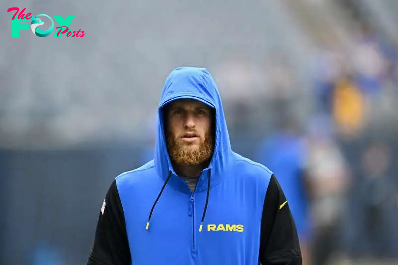 CHICAGO, ILLINOIS - SEPTEMBER 29: Cooper Kupp #10 of the Los Angeles Rams looks on before the game against the Chicago Bears at Soldier Field on September 29, 2024 in Chicago, Illinois.   Quinn Harris/Getty Images/AFP (Photo by Quinn Harris / GETTY IMAGES NORTH AMERICA / Getty Images via AFP)