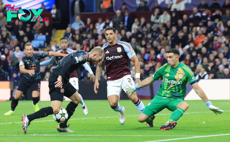 Birmingham (United Kingdom), 02/10/2024.- Michael Olise of Bayern (L) in action against Emiliano Martinez of Aston Villa (R) during the UEFA Champions League soccer match between Aston Villa and Bayern Munich in Birmingham, Britain, 02 October 2024. (Liga de Campeones, Reino Unido) EFE/EPA/NEIL HALL
