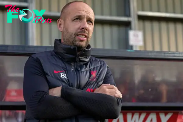 SALFORD, ENGLAND - Tuesday, August 30, 2022: Liverpool's Under-21's head coach Barry Lewtas during the English Football League Trophy Northern Group D match between Salford City FC and Liverpool FC Under-21's at Moor Lane. (Pic by David Rawcliffe/Propaganda)