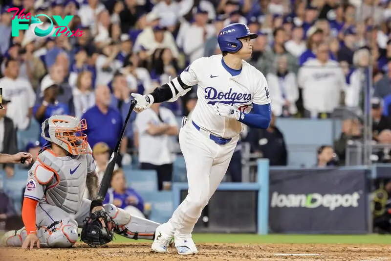 Los Angeles (United States), 20/10/2024.- The Dodgers' Shohei Ohtani hits an RBI single as the Mets' Francisco Alvarez (L) looks on during the sixth inning of game six of the Major League Baseball (MLB) National League Championship Series between the New York Mets and the Los Angeles Dodgers in Los Angeles, California, 20 October 2024. The winner of the best-of-seven National League Championship Series will face the New York Yankees in the upcoming World Series. (Liga de Campeones, Nueva York) EFE/EPA/ALLISON DINNER
