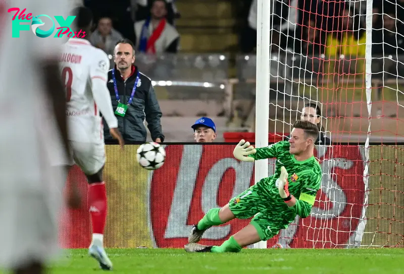 2-1. Balón a la espalda de la defensa del Barcelona que llega al delantero del Mónaco, avanza y de un potente disparo supera a Marc-André ter Stegen.