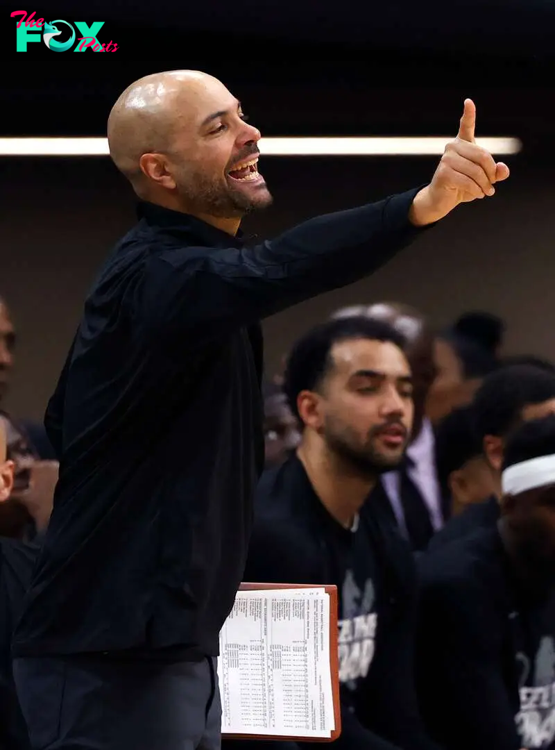 Why do the Phoenix Suns have a black ribbon with ‘AL’ on their jerseys?