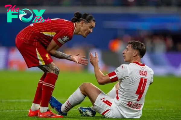 LEIPZIG, GERMANY - Wednesday, October 23, 2024: Liverpool's Darwin Núñez (L) and RB Leipzig's Willi Orbán during the UEFA Champions League Match Day 3 game between RB Leipzig and Liverpool FC at the Red Bull Arena. (Photo by David Rawcliffe/Propaganda)