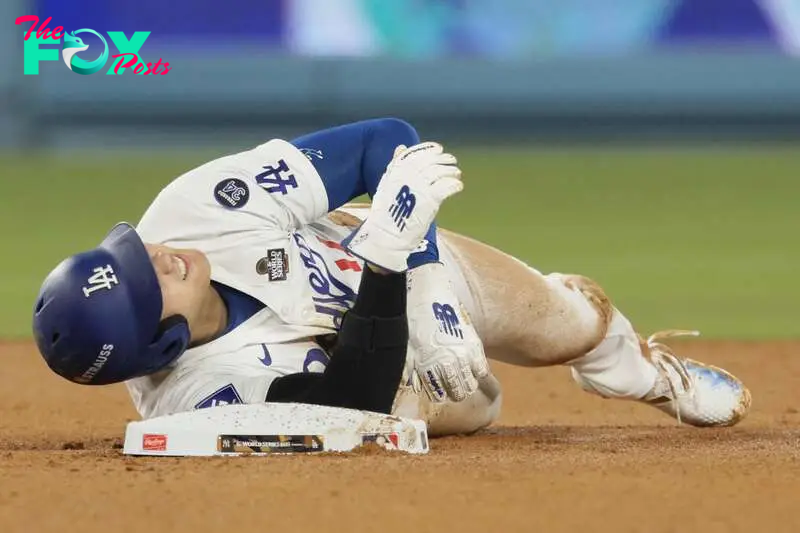 Los Angeles (United States), 26/10/2024.- Los Angeles Dodgers designated hitter Shohei Ohtani grimaces while injuring his shoulder after being caught on a steal to second base against the New York Yankees during seventh inning of the Major League Baseball (MLB) World Series game two between the American League Champion New York Yankees and the National League Champion Los Angeles Dodgers in Los Angeles, California, USA, 26 October 2024. The World Series is the best-of-seven games. (Nueva York) EFE/EPA/ALLISON DINNER
