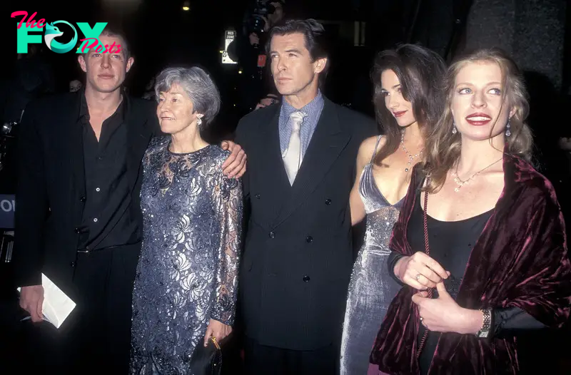 Christopher Brosnan, Pierce Brosnan's mother May Smith, Pierce Brosnan,  Keely Shaye Smith, and Charlotte Brosnan at the "GoldenEye" premiere party on November 13, 1995, in New York. | Source: Getty Images