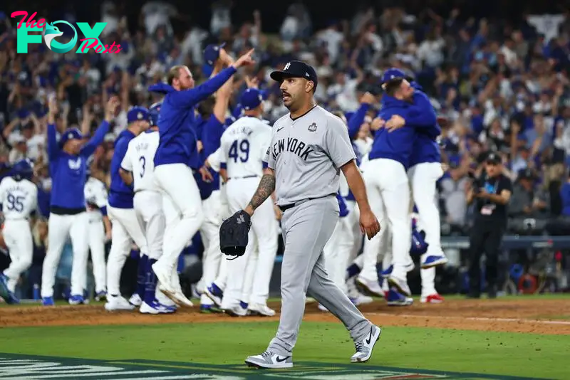 Who is throwing the ceremonial first pitch for game 2 of the MLB World Series?