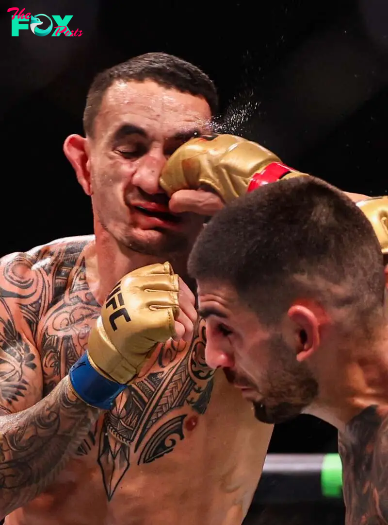 Ilia Topuria hits Max Holloway