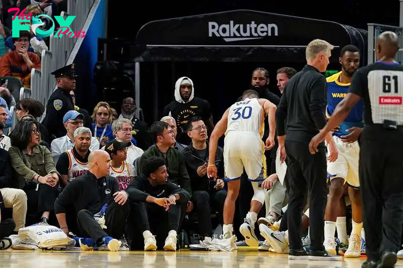 Stephen Curry #30 of the Golden State Warriors limps to the locker room between plays in the fourth quarter against the Los Angeles Clippers at Chase Center on October 27, 2024 in San Francisco, California. NOTE TO USER: User expressly acknowledges and agrees that, by downloading and or using this photograph, User is consenting to the terms and conditions of the Getty Images License Agreement. 