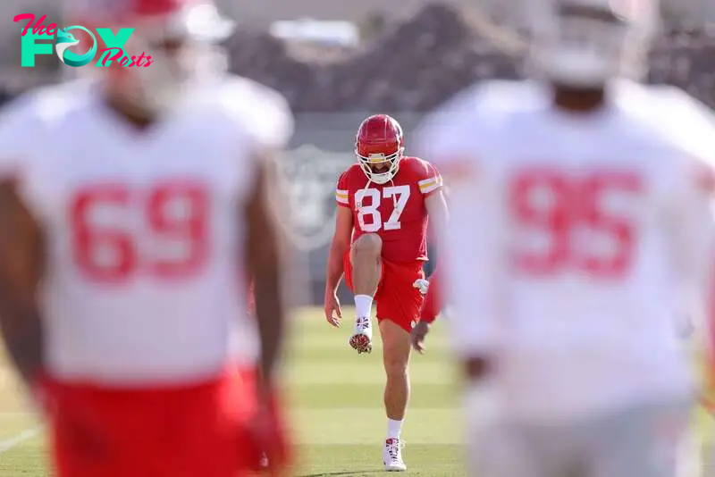 HENDERSON, NEVADA - FEBRUARY 08: Travis Kelce #87 of the Kansas City Chiefs warms up during Kansas City Chiefs practice ahead of Super Bowl LVIII at the Las Vegas Raiders Headquarters/Intermountain Healthcare Performance Center on February 07, 2024 in Henderson, Nevada.   Jamie Squire/Getty Images/AFP (Photo by JAMIE SQUIRE / GETTY IMAGES NORTH AMERICA / Getty Images via AFP)