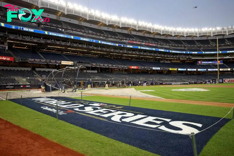 Who is throwing the ceremonial first pitch for game 3 of the MLB World Series in New York?