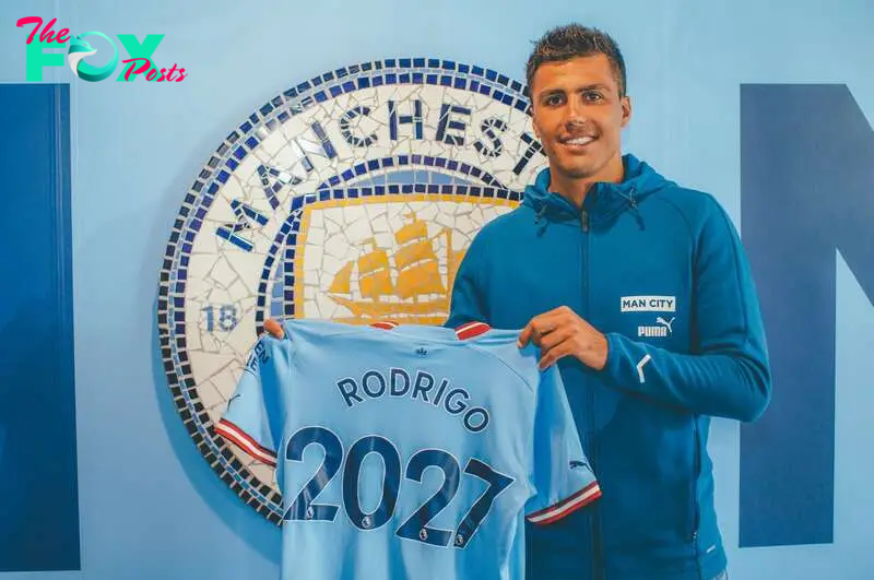 Rodri Hernández, jugador del Manchester City, posa con una camiseta tras renovar su contrato hasta 2027.