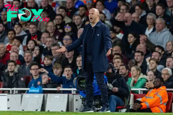 LONDON, ENGLAND - Sunday, October 27, 2024: Liverpool's head coach Arne Slot during the FA Premier League match between Arsenal FC and Liverpool FC at the Emirates Stadium. (Photo by David Rawcliffe/Propaganda)