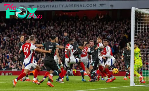 LONDON, ENGLAND - Sunday, October 27, 2024: Liverpool's captain Virgil van Dijk scores the first equalising goal during the FA Premier League match between Arsenal FC and Liverpool FC at the Emirates Stadium. (Photo by David Rawcliffe/Propaganda)