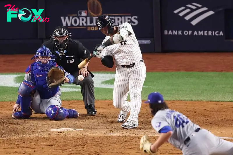 New York (United States), 30/10/2024.- New York Yankees Gleyber Torres (C) hits a three-run home run during the eighth inning of game four of the Major League Baseball (MLB) World Series between the American League Champion New York Yankees and the National League Champion Los Angeles Dodgers at Yankees Stadium in the Bronx borough of New York, New York, USA, 29 October 2024. The World Series is the best-of-seven games. (Nueva York) EFE/EPA/SARAH YENESEL
