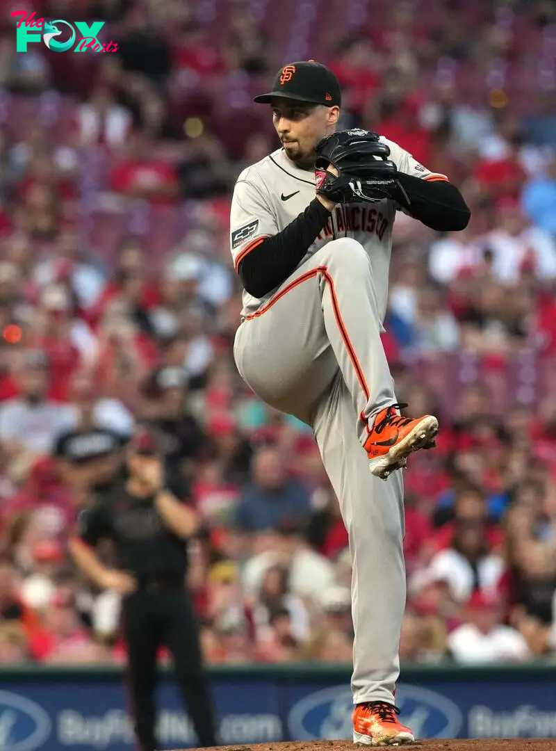 CINCINNATI, OHIO - AUGUST 02: Blake Snell #7 of the San Francisco Giants pitches during the first inning against the Cincinnati Reds at Great American Ball Park on August 02, 2024 in Cincinnati, Ohio.   Jason Mowry/Getty Images/AFP (Photo by Jason Mowry / GETTY IMAGES NORTH AMERICA / Getty Images via AFP)